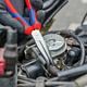 Pince pour fil de bougie automobile Anwendung 1
