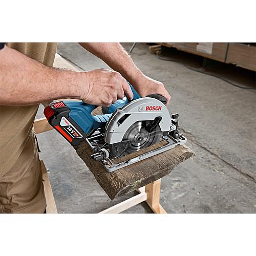 Scie circulaire sans fil BOSCH GKS 18V-57 G, 18 V avec 2x 4,0 Ah batteries et chargeur