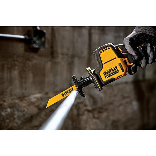 Scie sabre sans fil DCS312, 12 V avec mallette de transport Anwendung 1