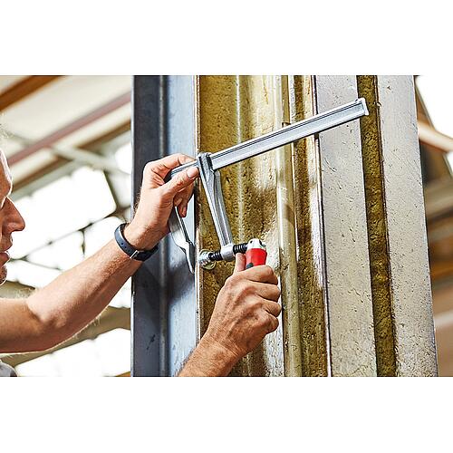 Serre-joints tout acier avec poignée plastique bi-matière et fonction pliante Anwendung 4
