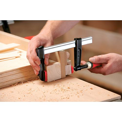 Serre-joint en fonte malléable TPN avec poignée en bois Anwendung 1