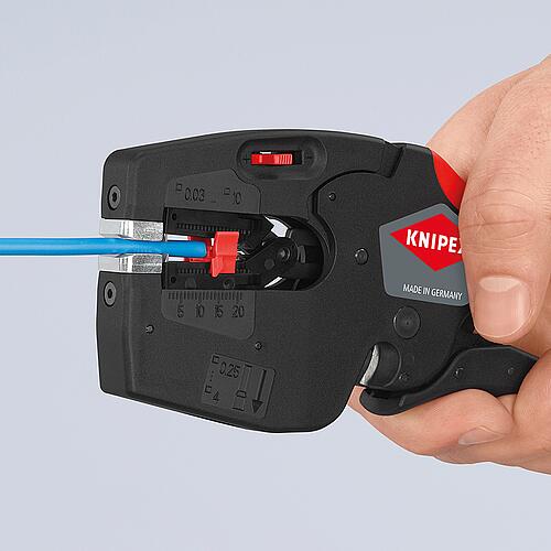 Multi-outil d'électricien KNIPEX NexStrip® pour fils de 0,03 à 10mm². Anwendung 3