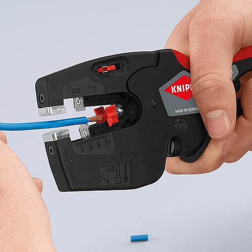 Multi-outil d'électricien KNIPEX NexStrip® pour fils de 0,03 à 10mm². Anwendung 5
