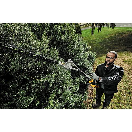 Attache pour taille-haie DeWALT DCMASPH6N compatible avec le moteur multifonctions sans fil DCMAS5713N (80 240 36) Anwendung 1