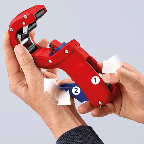 Rohrabschneider KNIPEX® DPT50 für Kunststoff-Abflussrohre ø 32-50 mm Anwendung 1