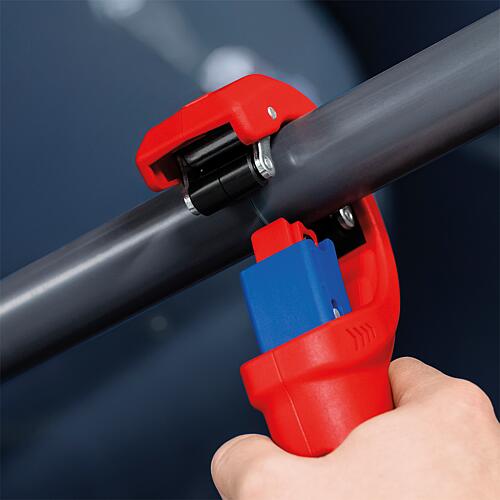 Rohrabschneider KNIPEX® DPT50 für Kunststoff-Abflussrohre ø 32-50 mm Anwendung 2
