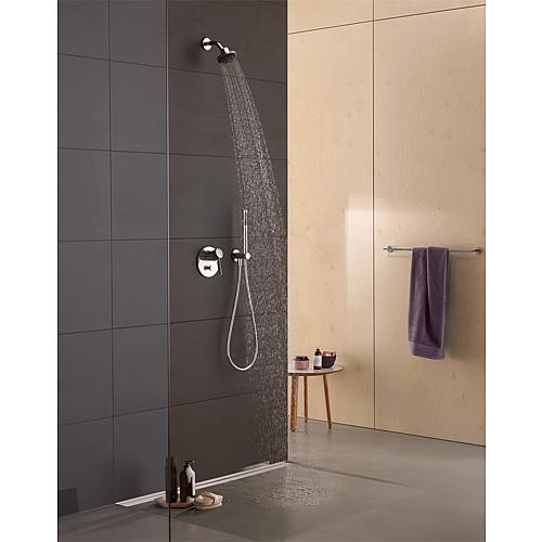 Kit de douchette à main rond, avec coude de raccordement mural et support de douche Anwendung 3